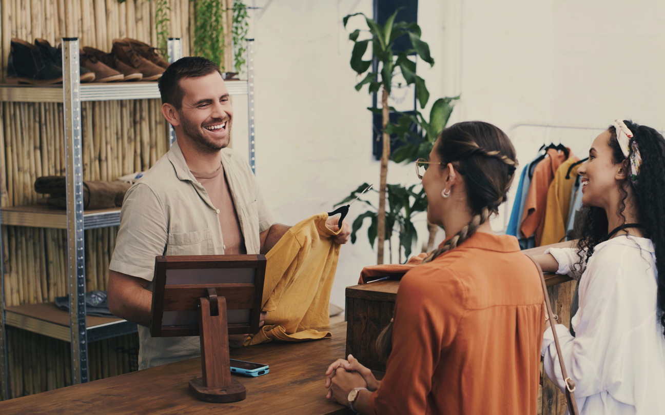 Vendeur utilisant Shopify POS en boutique